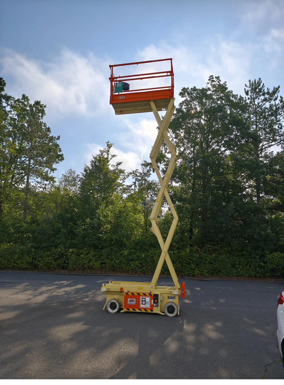 Fahrbare Scherenhebebühne hochgefahren