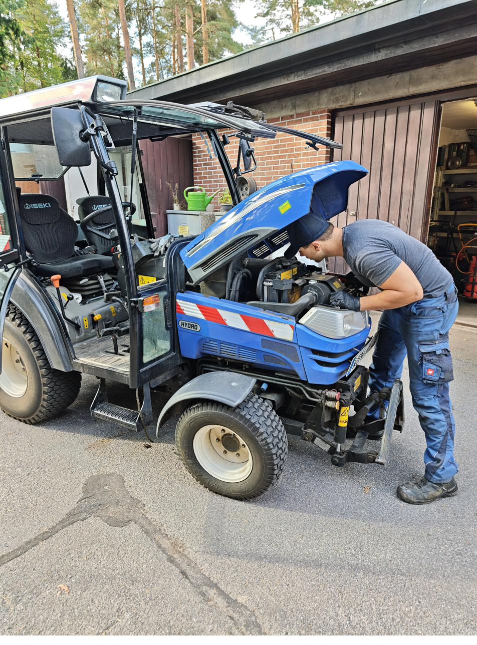 Wartungsarbeiten am Motor eines Kleintraktors